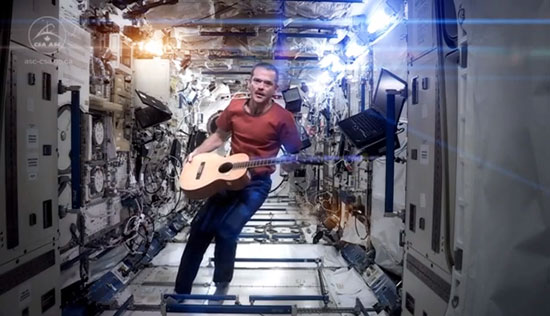 คริส แฮดฟิลด์ นักบินอวกาศ ทำ MV ลาสถานีอวกาศกลับสู่โลก