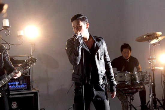  ก้อง-โดม จัดหนัก จัดเต็ม ถ่ายทอด MV เพลง Swinging 
