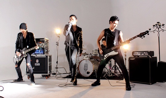  ก้อง-โดม จัดหนัก จัดเต็ม ถ่ายทอด MV เพลง Swinging 