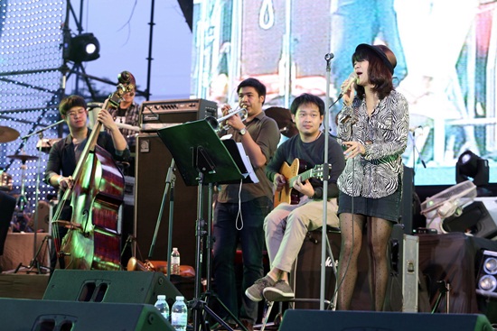   แฟนเพลงสุดฟิน Santorini Park Concert and Carnival 2013 สนุกครบรส