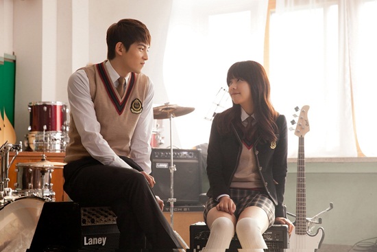  จง ฮยอน จับมือ จูเนียล ส่งเพลงรักหวานหยด Love Falls