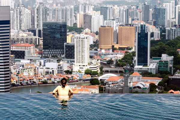 สระว่ายน้ำลอยฟ้า Marina Bay Sands ชมวิวสิงคโปร์ทั้งเมือง