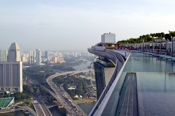  สระว่ายน้ำลอยฟ้า Marina Bay Sands ชมวิวสิงคโปร์ทั้งเมือง