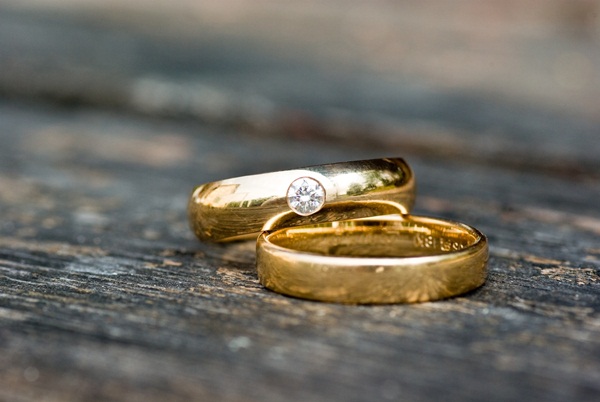  แหวนแต่งงานคู่ดีไซน์เรียบ ๆ สวยโดนใจคู่บ่าวสาว