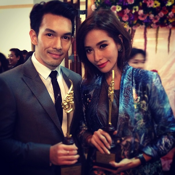 พลอย - อั้ม ควงคู่รับรางวัล ผู้ใช้ภาษาไทยดีเด่น จากละครขุนศึก