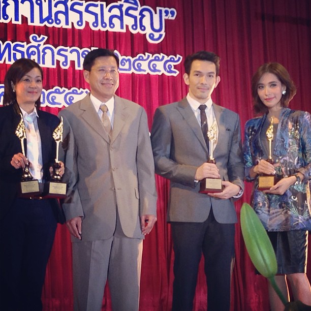  พลอย - อั้ม ควงคู่รับรางวัล ผู้ใช้ภาษาไทยดีเด่น จากละครขุนศึก