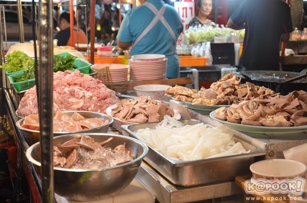 ตะลุยเยาวราชตอนค่ำ ตระเวณหาของกินร้านอร่อย ตะลุยเยาวราชตอนค่ำ ตระเวณหาของกินร้านอร่อย