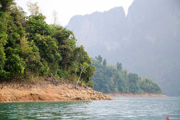 เยือนเขื่อนเชี่ยวหลานกุ้ยหลินเมืองไทย นอนชิล ๆ แพ 500 ไร่