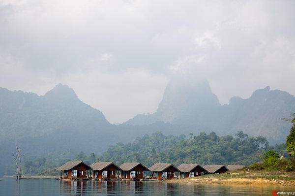 เยือนเขื่อนเชี่ยวหลานกุ้ยหลินเมืองไทย นอนชิล ๆ แพ 500 ไร่