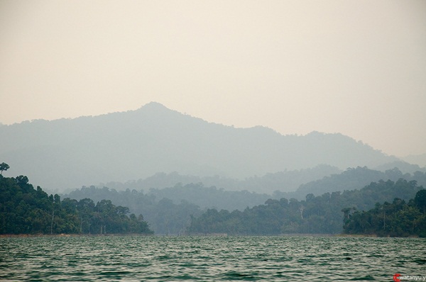  เยือนเขื่อนเชี่ยวหลานกุ้ยหลินเมืองไทย นอนชิล ๆ แพ 500 ไร่