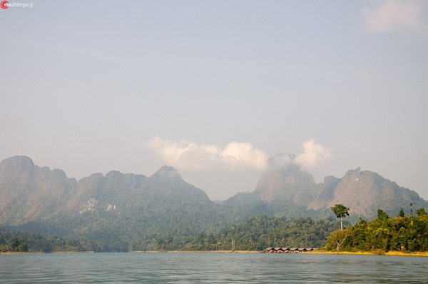 เยือนเขื่อนเชี่ยวหลานกุ้ยหลินเมืองไทย นอนชิล ๆ แพ 500 ไร่