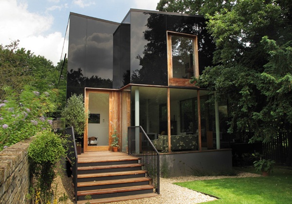 แบบบ้านยกพื้นสูง ใช้ผนังกระจกสีดำรอบตัวบ้าน