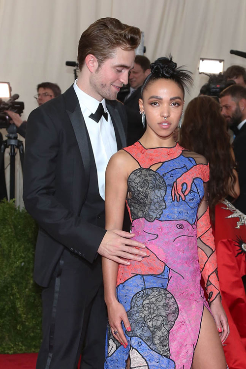 โรเบิร์ต แพตทินสัน ควงคู่หมั้นสาว FKA twigs ออกงานครั้งแรก