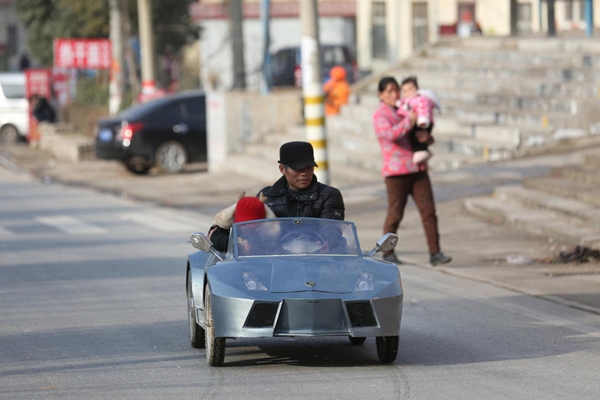 เจ๋งอ่ะ ลุงช่างยนต์จีนสร้างแลมโบกินี่จิ๋ว ขับส่งหลานไปโรงเรียน 