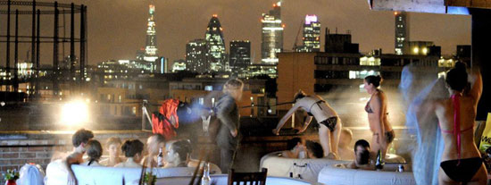 บริการสุดคูล! แช่น้ำร้อน-นอนดูหนัง บนดาดฟ้า ณ ลอนดอน
