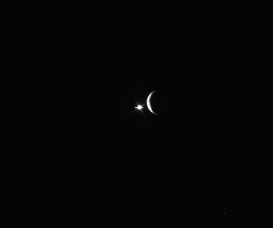 ชมภาพ Iapetus ดาวบริวารของดาวเสาร์ บดบังดาวอื่นจนมืดมิด