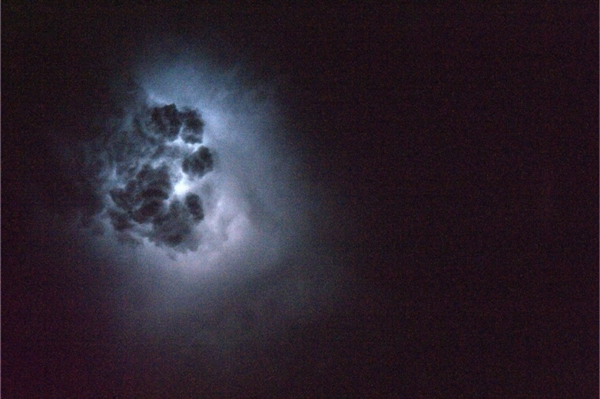 ภาพความสวยงามของสายฟ้าในลมพายุ ที่ส่งตรงจากอวกาศ