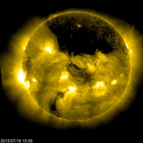 ภาพหลุมดำบนดวงอาทิตย์ นักวิทย์หวั่นเกิดพายุสุริยะ