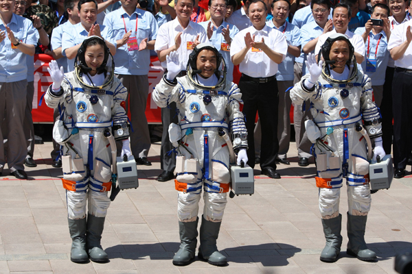 นักบินอวกาศจีนกลับถึงโลกอย่างปลอดภัย หลังเสร็จสิ้นภารกิจ