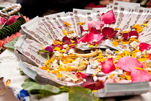 พิธีนับสินสอดและโปรยดอกไม้ พิธีแต่งงานแบบไทย