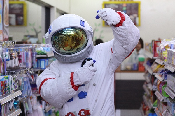 นักบินอวกาศโผล่ร้านสะดวกซื้อและย่านชุมชน