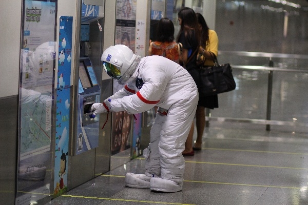 นักบินอวกาศ ขึ้นรถไฟฟ้าใต้ดิน