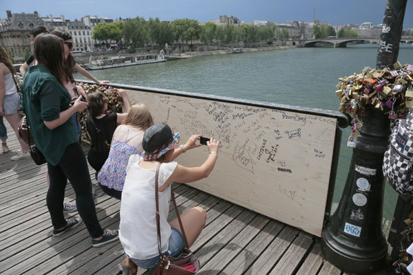 สะพานปงเดซาร์ (Pont Des Arts) หรือสะพานกุญแจแห่งรัก