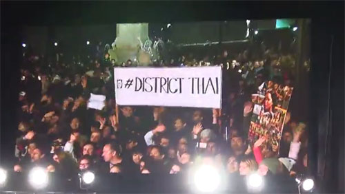 คนไทยต้านรัฐประหารโผล่ชูป้าย District Thai ในงานฉาย Hunger Games รอบปฐมทัศน์