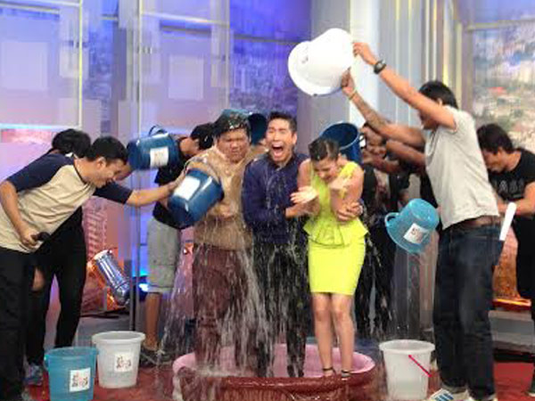 วู้ดดี้ รับคำท้า ice bucket challenge ในรายการตื่นมาคุย