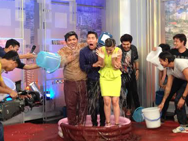 วู้ดดี้ รับคำท้า ice bucket challenge ในรายการตื่นมาคุย