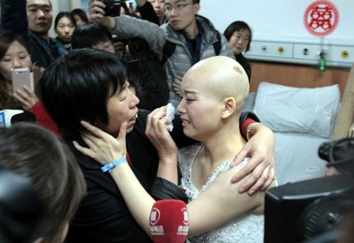 คลิปสุดเศร้า หนุ่มจีนแต่งแฟนสาวมะเร็งระยะสุดท้าย ร้องไห้กันทั้งงาน