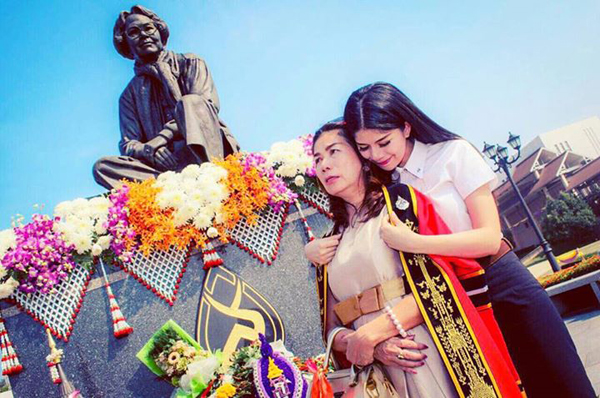  ถ้อยคำของบัณฑิตสาวที่บอกกับแม่ในวันรับปริญญา... ไม่มีแม่..ครุยลูกไม่มี