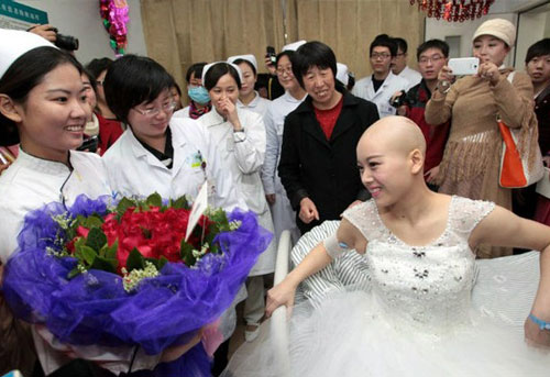 คลิปสุดเศร้า หนุ่มจีนแต่งแฟนสาวมะเร็งระยะสุดท้าย ร้องไห้กันทั้งงานคลิปสุดเศร้า หนุ่มจีนแต่งแฟนสาวมะเร็งระยะสุดท้าย ร้องไห้กันทั้งงาน