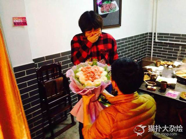 หนุ่มจีนมาแปลก มอบช่อเนื้อสไลซ์ขอแฟนแต่งงานกลางร้านหม้อไฟ 