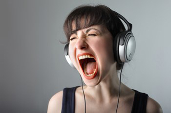 ห้ามฟังเพลงเสียงดังเกินวันละ 1 ชั่วโมง ส่งผลเสียต่อสุขภาพหู