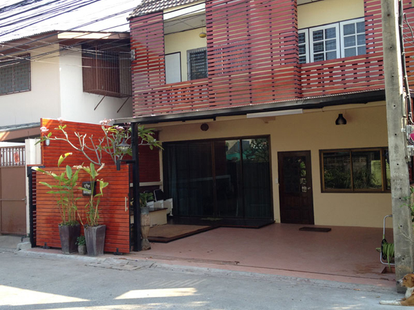 รีโนเวทสวยปิ๊ง ตกแต่งหน้าบ้านทาวน์เฮ้าส์ให้น่ามอง