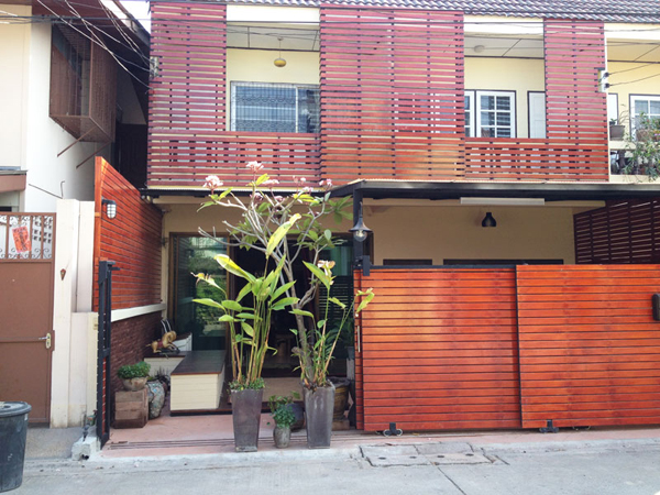 รีโนเวทสวยปิ๊ง ตกแต่งหน้าบ้านทาวน์เฮ้าส์ให้น่ามอง