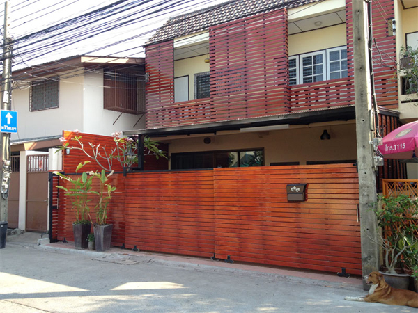 รีโนเวทสวยปิ๊ง ตกแต่งหน้าบ้านทาวน์เฮ้าส์ให้น่ามอง