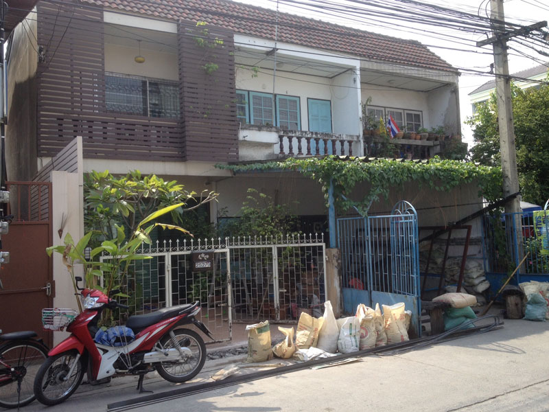 รีโนเวทสวยปิ๊ง ตกแต่งหน้าบ้านทาวน์เฮ้าส์ให้น่ามอง
