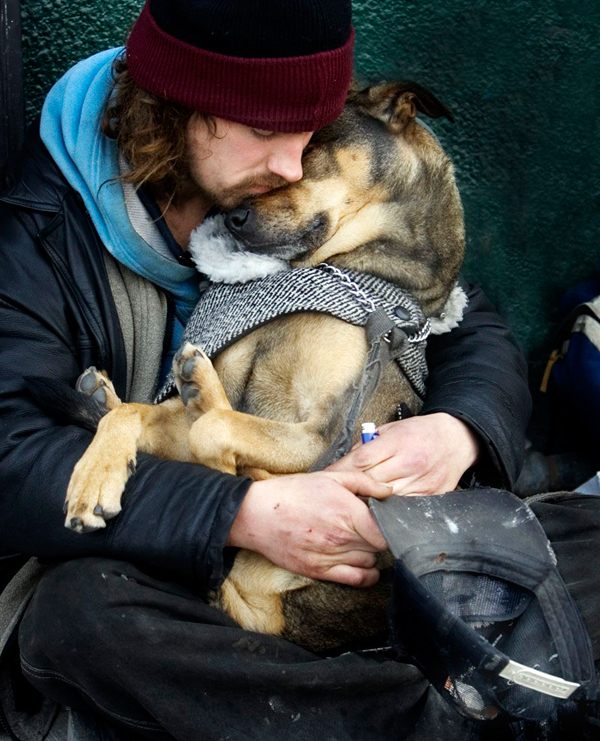 รักเล็ก ๆ แต่ยิ่งใหญ่จากใจน้องหมาที่มีให้คนจรจัด