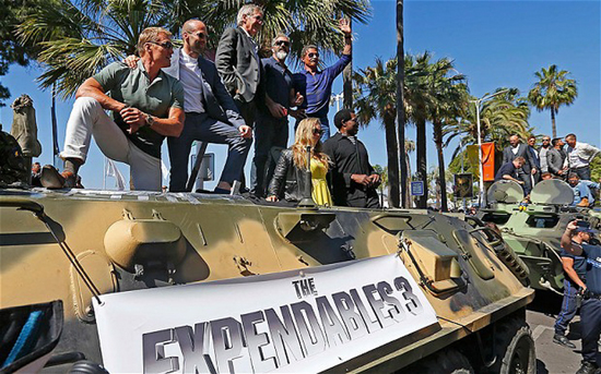 The Expendables 3 รวมดาวดังปรากฏตัวบนรถถัง ในเทศกาลหนังเมืองคานส์ 