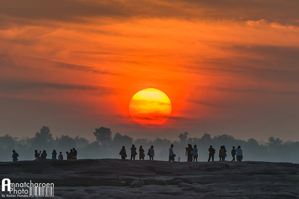 สามพันโบก