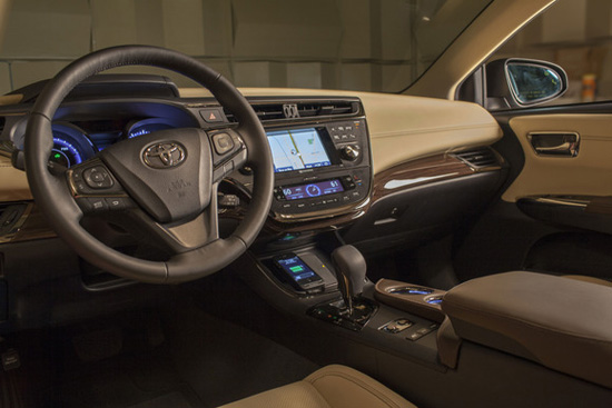 Toyota เตรียมใส่แท่นชาร์จมือถือไร้สายภายในรถยนต์ 2013