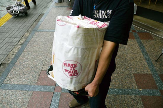 ผู้สื่อข่าวญี่ปุ่นสุดเพี้ยน! สั่งเบอร์เกอร์พร้อมชีส 1,000 ชิ้นมาทาน