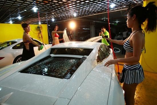 จีนให้สาวสวยนุ่งบิกินี่ บริการล้างรถ