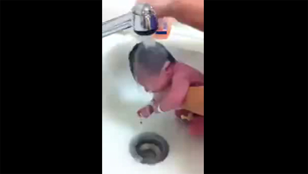 คลิปพยาบาลอาบน้ำเด็ก