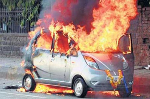 ไฟไหม้รถยนต์ Tata Nano