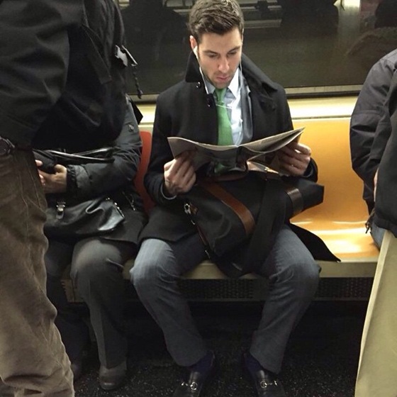 หนุ่มหล่ออ่านหนังสือบนรถไฟ