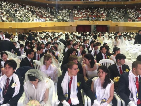 โบสถ์เกาหลีใต้ จัดพิธีสมรสหมู่คู่บ่าว-สาว 3,800 คู่