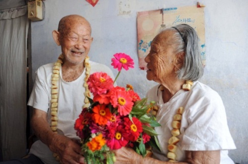 รักไม่จืดจาง อากง-อาม่า ฉลองแต่งงานครบรอบ 82 ปี